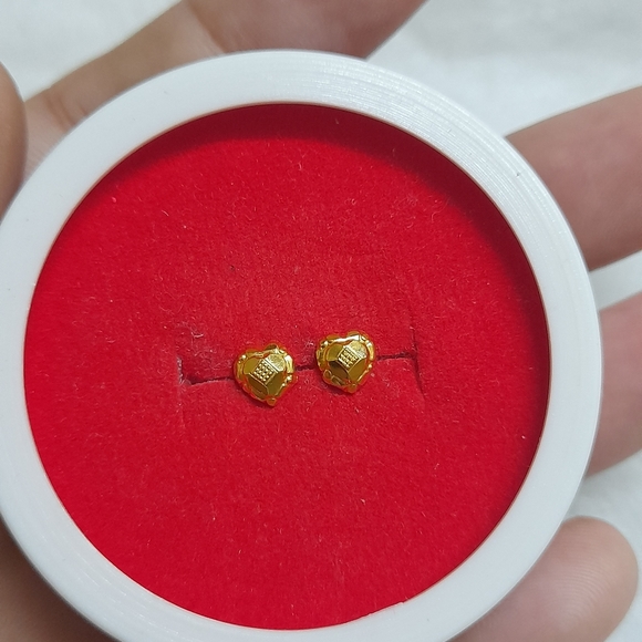Beautiful new 😍 heart ❤️ shape studs - Picture 9 of 11